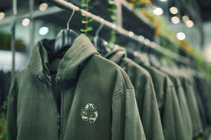 Minimalist streetwear made from recycled materials, featuring modern, eco-conscious garments designed for everyday comfort and sustainable fashion.