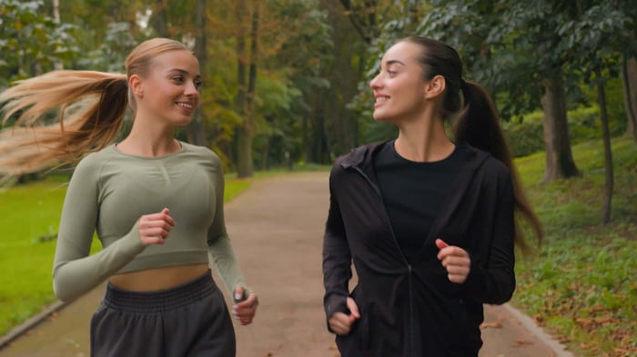 Young Gen Z athletes wearing good workout pants during a group fitness session in modern activewear.
