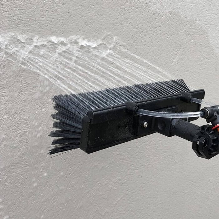 Gardiner rinse bar side view showing jet spray pattern