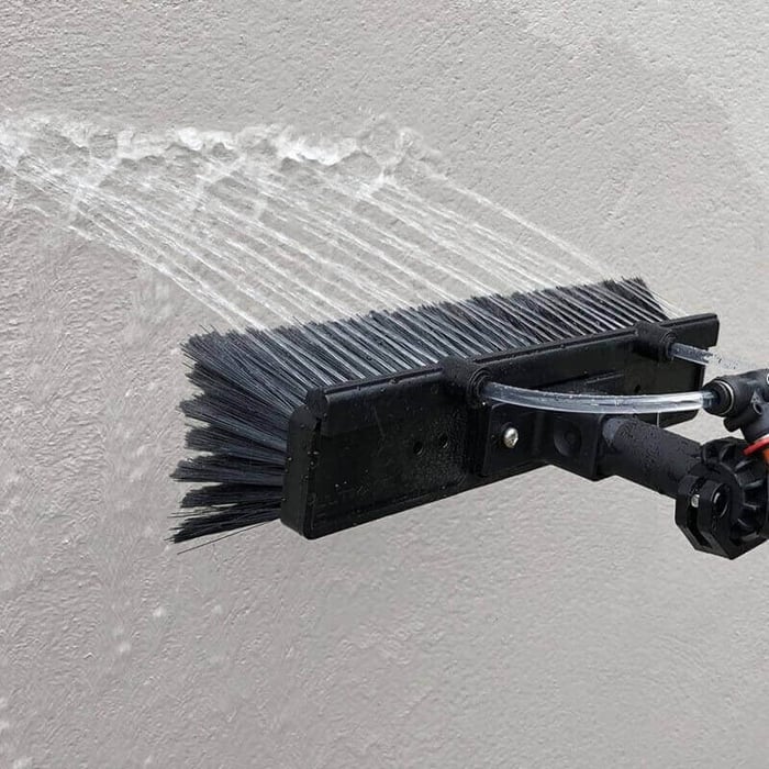 Gardiner rinse bar side view showing jet spray pattern