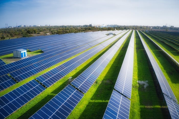 solar-farm-lrage-scale-2000-adobestock_401522869-eGPCN1.jpg