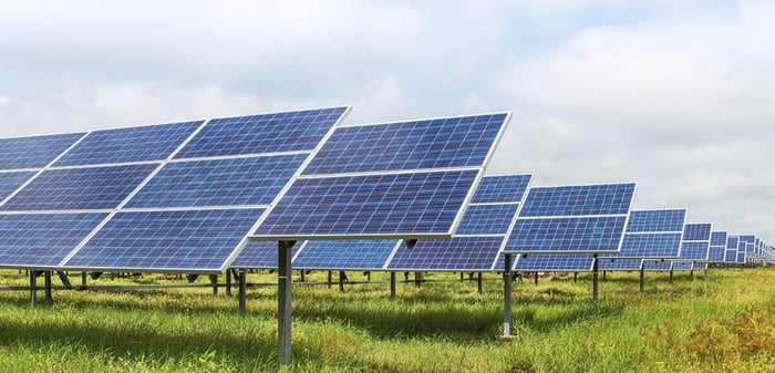 solar-panel-farm-Qn58F3.jpg