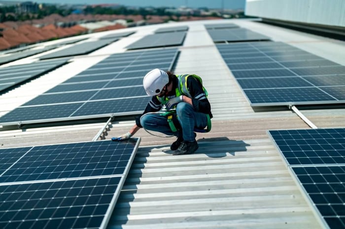 solar-panel-operatore-inspecting-panel-Z2qX31.jpg