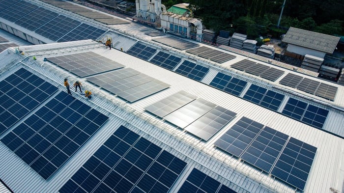 solar-panels-on-commecial-roof-XK6br2.jpg