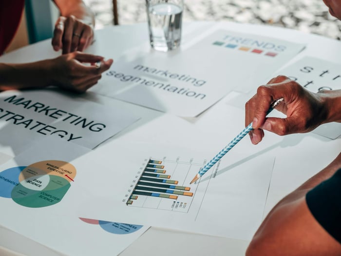 B2B sales team analyzing a strategic outbound campaign dashboard, identifying the precise target accounts for a niche high-value solution