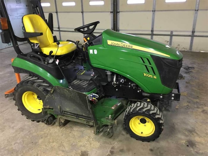 John Deere 1025R sub-compact utility tractor w/60