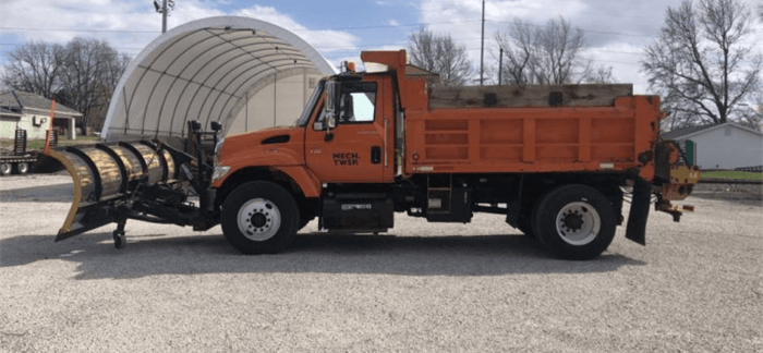 Illinois Government Auctions - 2003 International 7400 Plow/Dump Truck