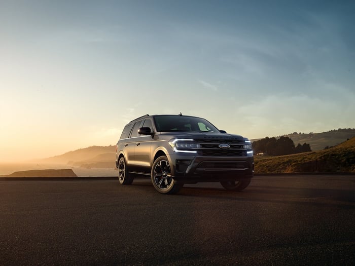 Black Expedition sport utility vehicle at sunset, with a trailer tow package and payload capacity of 1,758 pounds in the 4x2 Active trim.