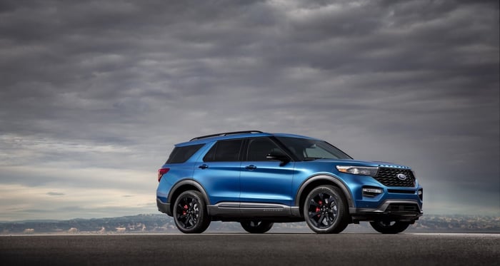 Blue 4x4 for sale to customers looking for a new car, without a human in the photo.