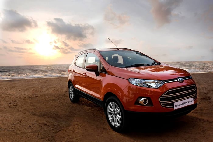 Ford EcoSport with standard body style, demonstrating Ford towing capacity even for a compact SUV, complete with blind spot information system.