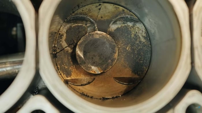 Einzelteile eines zerstörten Kolbens beim M272 Motor.