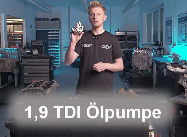 Marvin zeigt die Basis des Ölpumpen-Kits: Eine 1.8 T Ölpumpe der Marke Pierburg