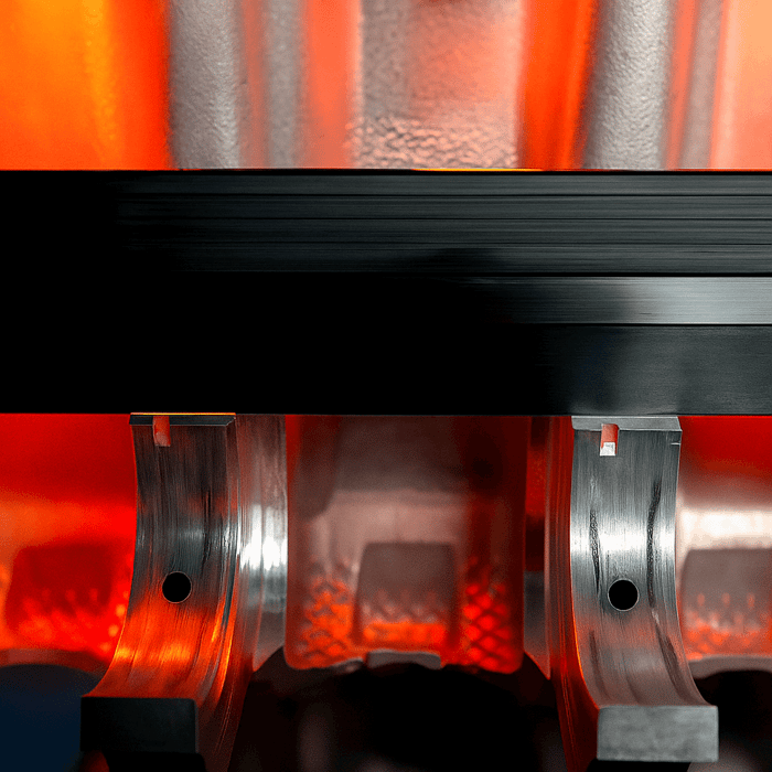 Motorschaden: Die häufigsten Motorkiller - ein qualmender Motor, eine Motorkontrollleuchte und Logos von VW, BMW, Porsche und Mercedes