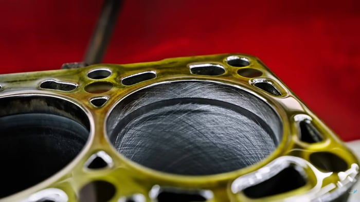 Der dunkle Bereich ist deutlich breiter, was den Kolben hier kippen lässt beim VW T5 Biturbo