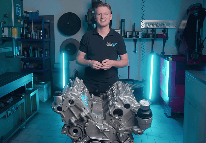 Marvin in der Werktstatt hinter einem OM642 Mercedes Motor