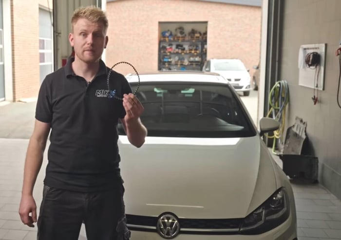 Marvin zeigt einen Zahnriemen