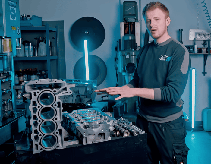 Marvin zeigt einen zerlegten Mini N14 Motor
