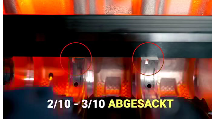 Ein Lineal in der Lagergasse des N57 Dieselmotor zeigt das Mittellager außer der Flucht.