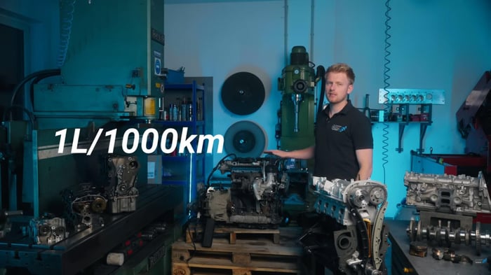 Marvin im Bild an einem EA888, erklärt den Ölverbrauch, 1L pro 1000 Kilometer