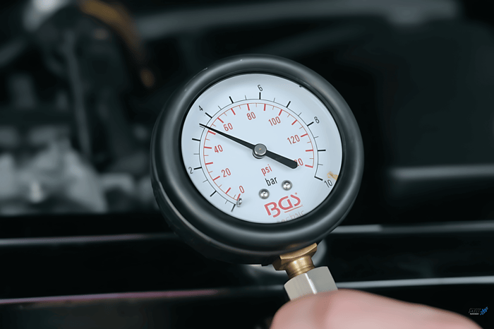 Öldruckmanometer zeigt zwischen 3 und 4 bar an