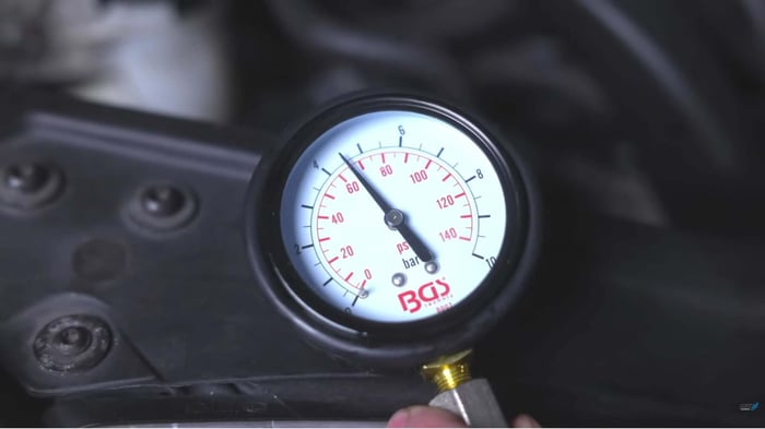 Öldruckmesser zeigt über 4 bar Druck bei rund 6.500 Umdrehungen
