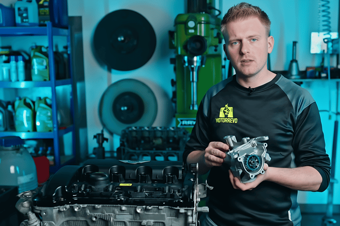 Marvin zeigt neue Ölpumpe, die hilft