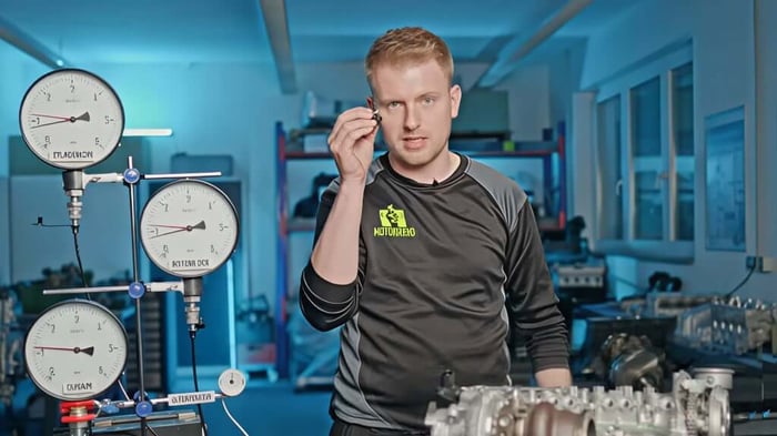 Öldspitzdüse in Hand von Marvin