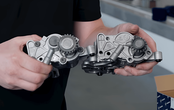 Serienpumpe versus Upgrade-Pumpe nah nebeneinander - die unterschiedlichen Kettenradgrößen sind deutlich sichtbar