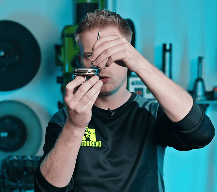 Marvin zeigt, was passiert, wenn die Steuerkette BMW überspringt, dann treffen Kolben und Ventil aufeinander.