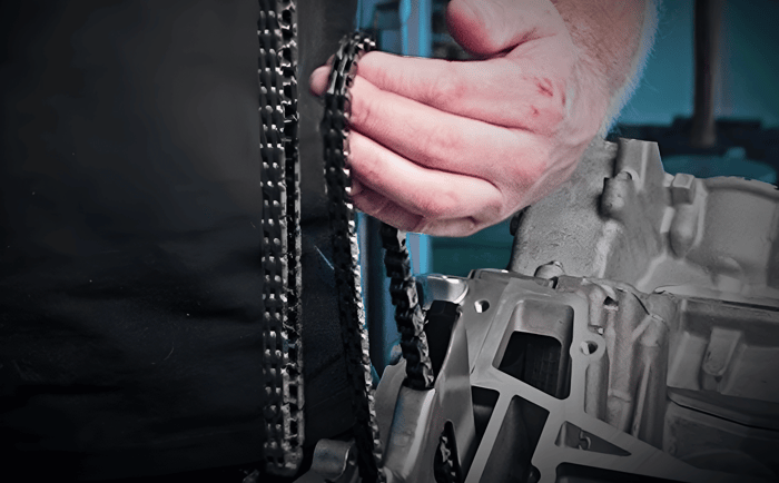 zwei Zahnketten im Vergleich nebeneinander