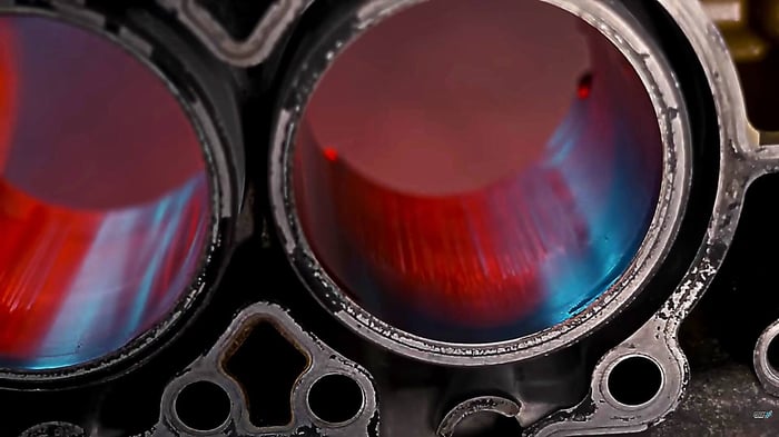 Zersetzte Schicht beim Aluminiumblock eines Porsches