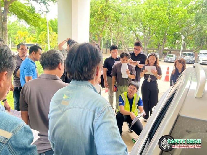 ภาพการตรวจสอบรถยนต์เพื่อให้พร้อมต่อการขับรถช่วงหน้าฝน