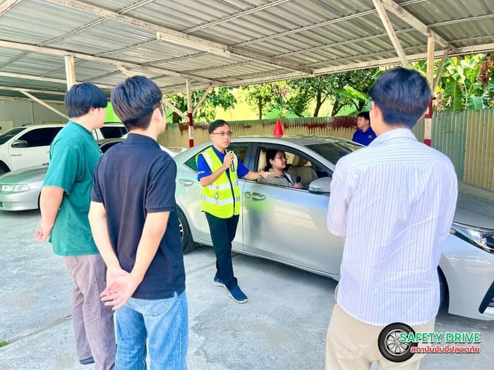 ภาพในระหว่างการสอนอบรมมารยาทในการขับรถ จาก สถาบันขับขี่ปลอดภัย (Safety Drive)