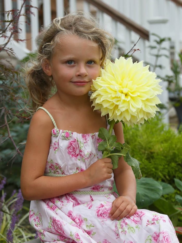 girl-with-dahlia