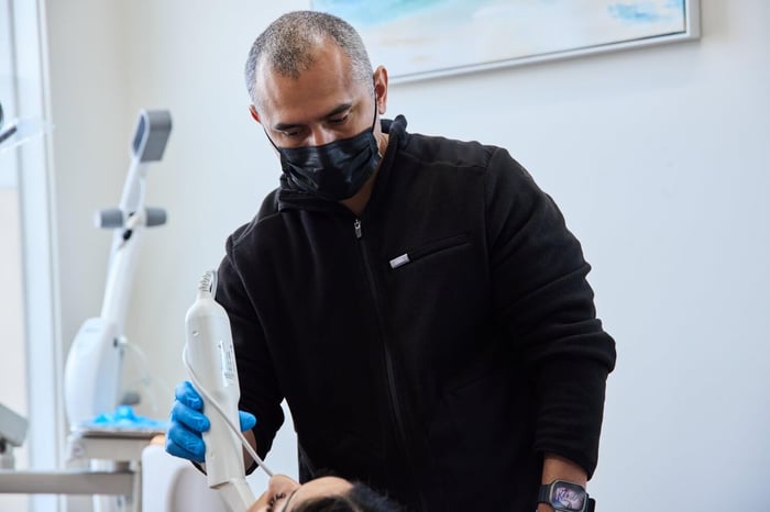 A person wearing a face mask and a gloves