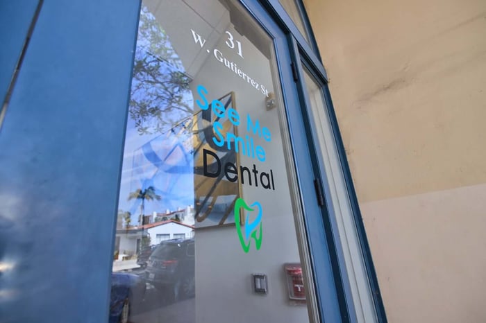 A glass window saying the dental clinic name