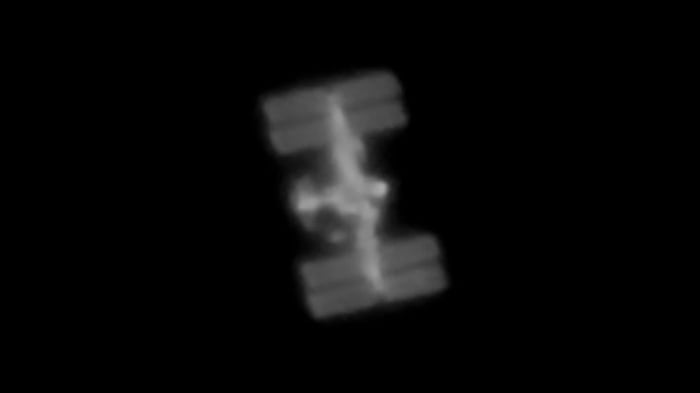 I captured an ISS pass with a ~300€ telescope and an iPhone :  r/interestingasfuck