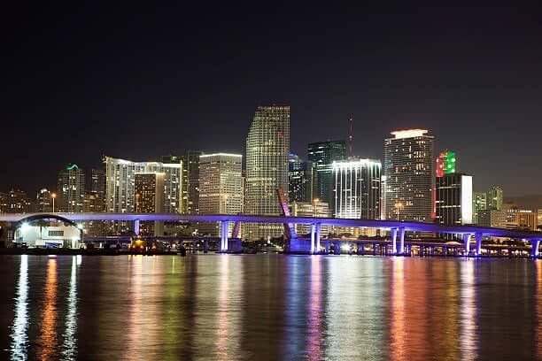 miami florida skyline at night - biscayne bay bridge stock pictures, royalty-free photos & images
