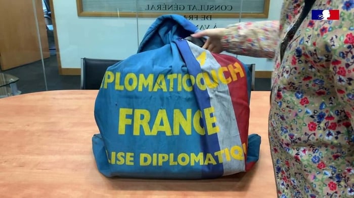 Unboxing the diplomatic pouch !