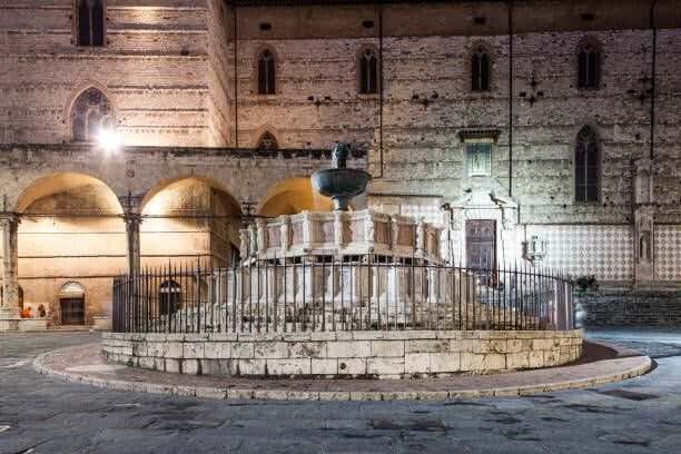 fontana maggiore in piazza iv novembre, perugia. - piazza-fontana stock pictures, royalty-free photos & images