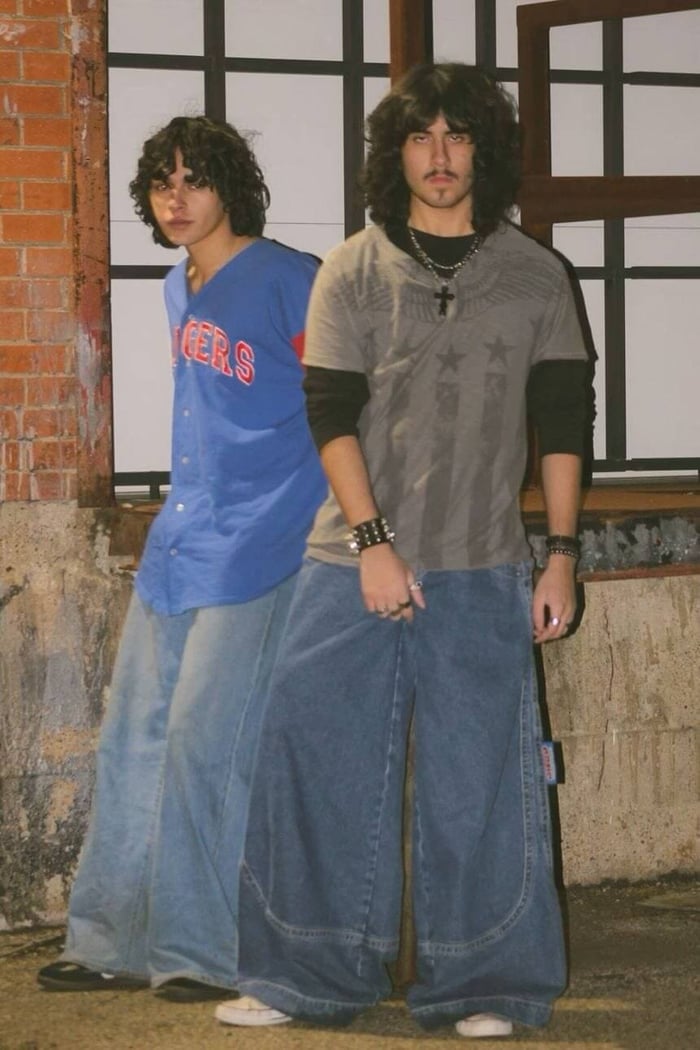 Jnco Jeans Outfit 90s, 2000s Punk Outfits Men, 2000s Fits Men, Jnco Outfit Aesthetic, Styling Jnco Jeans, 2000 Fashion Men, Baggy Jorts Outfits, Jnco Jeans Outfit Men, Jnco Y2k