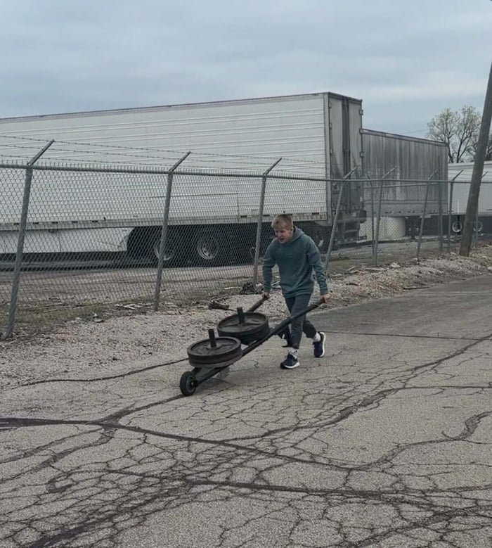 Rylen Wax training at Westside Barbell with the war wagon