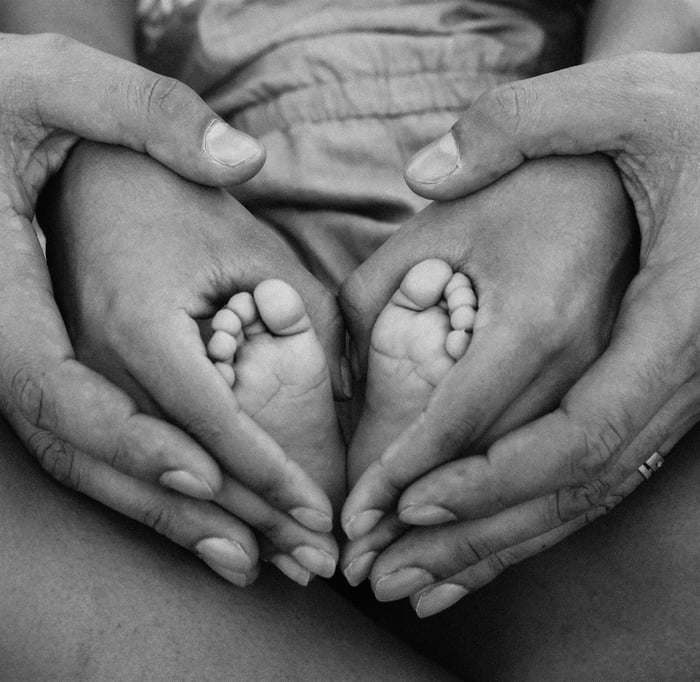 Gratuit Photo En Niveaux De Gris De Personne Tenant Les Pieds Et Les Mains Photos
