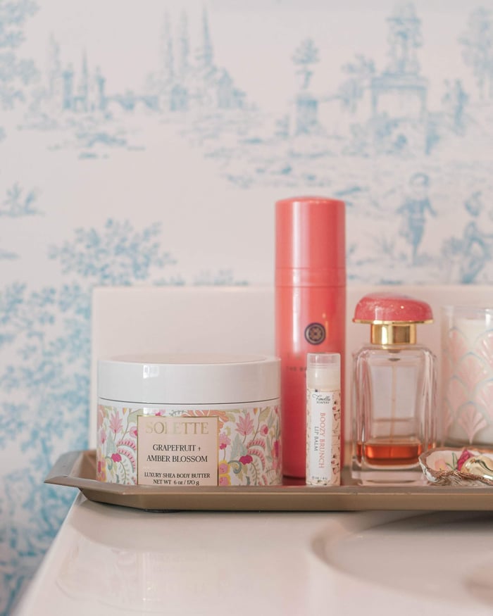 how to style a bathroom vanity tray with 5 items and a solette body butter