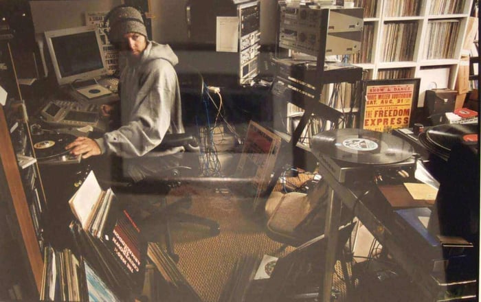 2 - DJ Shadow sampling from vinyl to MPC.jpg