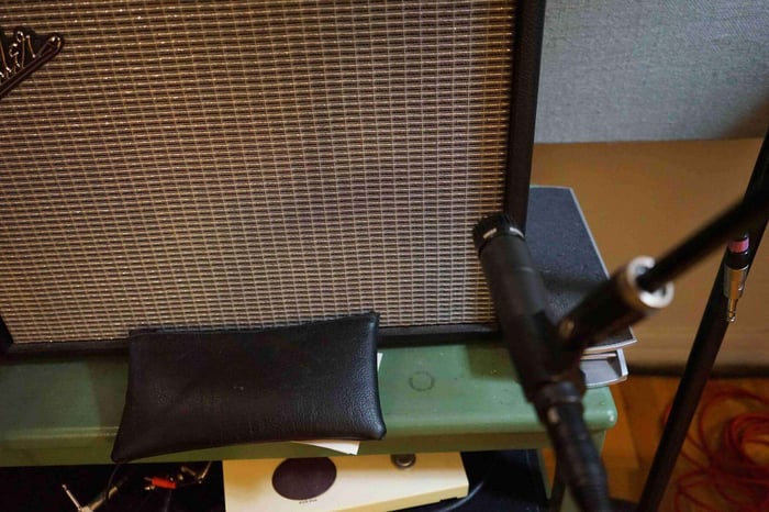 Dynamic microphone off-axis placement on guitar cab