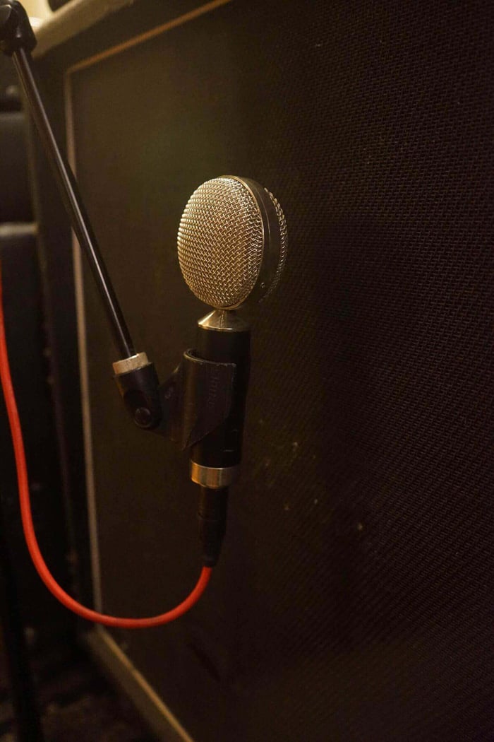 Ribbon microphone placement on guitar cab