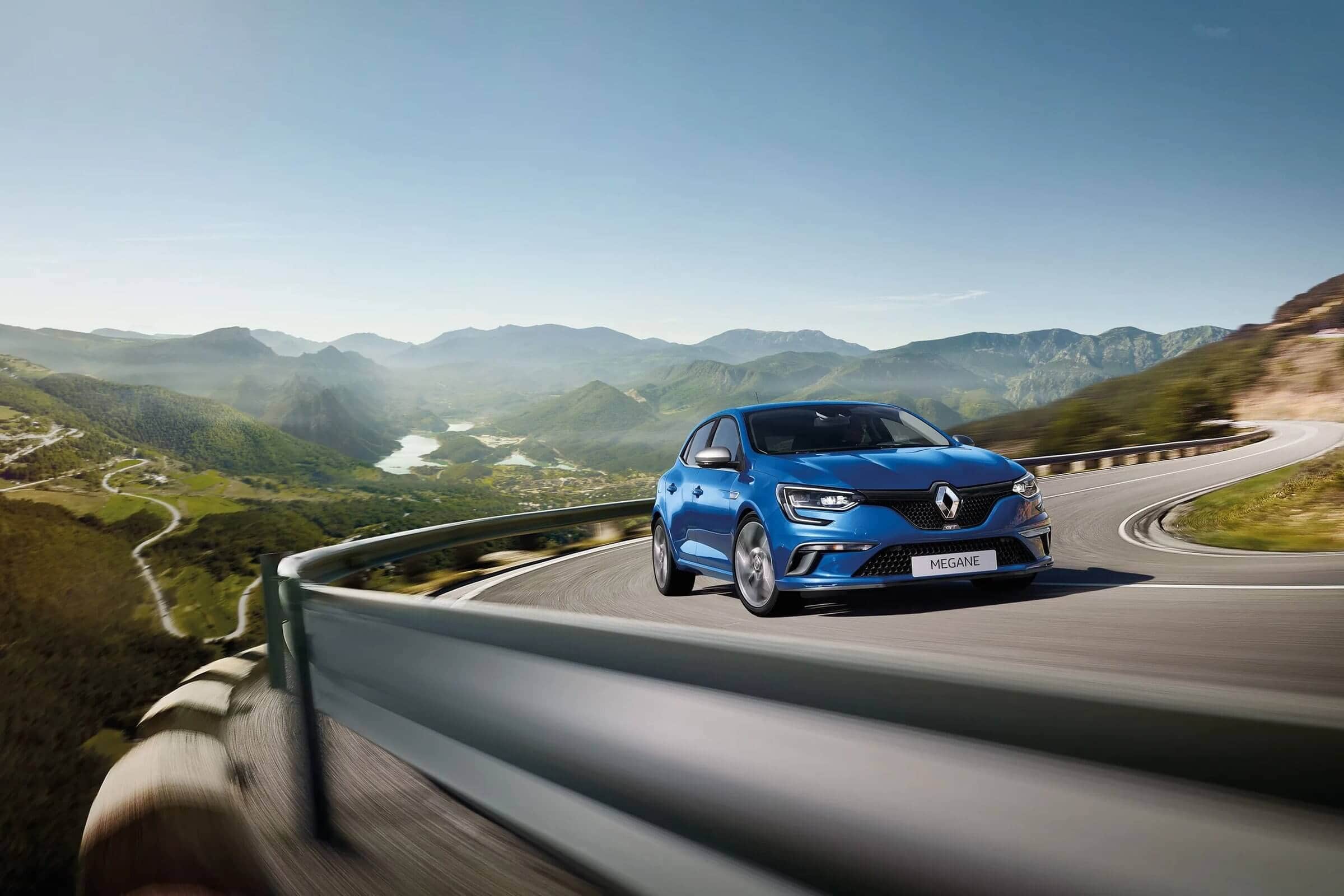 Renault Mégane moderno en ciudad, coche compacto cómodo y eficiente ideal para conductores que buscan calidad y seguridad