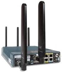 Vista interna de un router LTE mostrando el módem celular, la ranura del módulo PCI/M.2 y los conectores de antena U.FL
