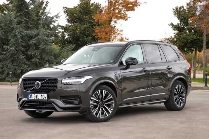 Volvo XC90 Recharge: Luxurious Plug-in Hybrid Power Meets Everyday Efficiency